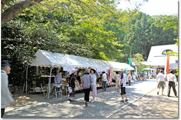 色々なお店が並んだバザール広場。