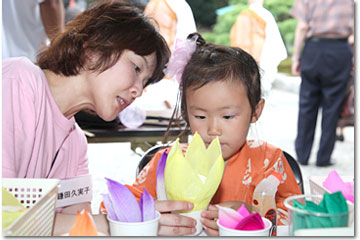 大人も子供も楽しんだ「蓮の花作り」