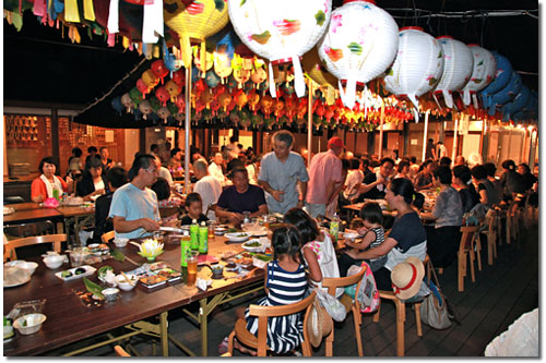 千提灯の下で盛り上がる夜の交流会。