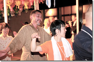 恒例の“安穏甚句”と踊りの輪!