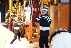 「鼓童」が法要中に奉納演奏