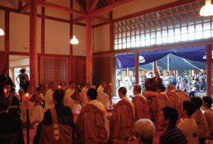 檀信徒も加わる法要
