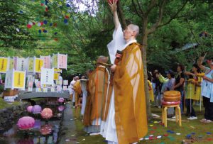 精霊送りの川灯籠法要