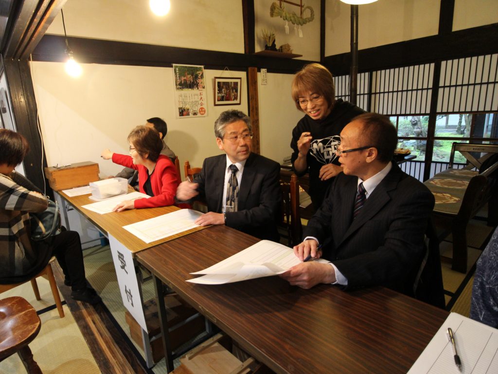 定例の行事では役員の方たちが受付係を勤めます