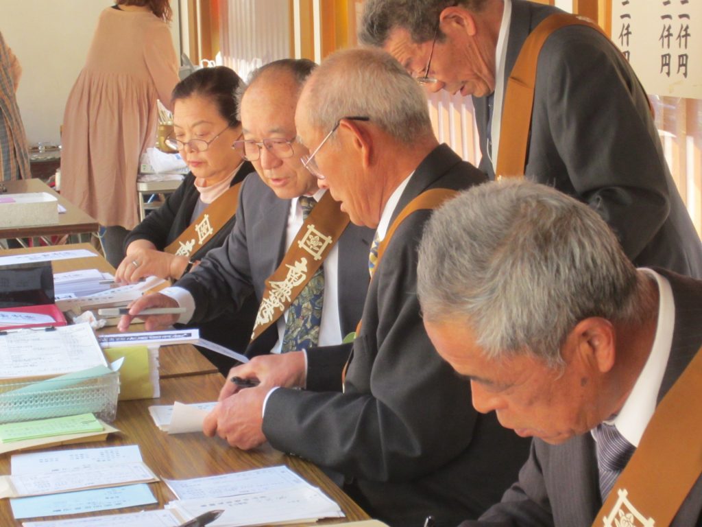 4月29日の伝統行事『ご判様』の受付係は地区ごとの当番制です