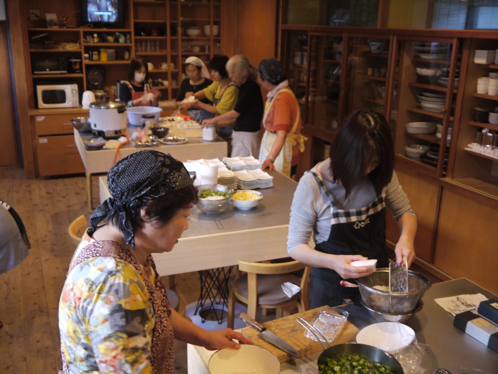 お彼岸など行事のときは“お斎″は50食ほど作ります